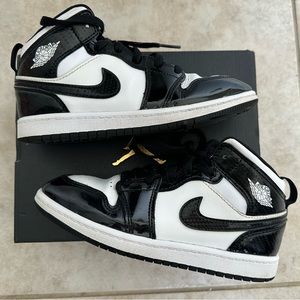 Jordan 1 mid black & white